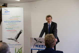 Umwelt-Staatssekretär Frank Doods gratuliert der ÖNSA zur Erweiterung der Betreuungskulisse. Foto: NABU/G. Briehl
