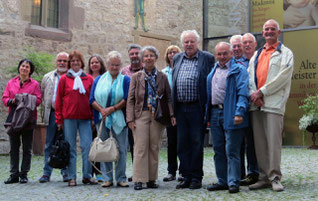Teilnehmer vor der Johanniterkirche in Hall