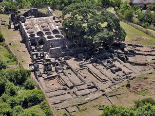 Sito storico di Kilwa Kisiwani, in Tanzania - Vista aerea della della Great House (vicino alle strutture) e la Great Mosque (edificio a cupola, posteriore).