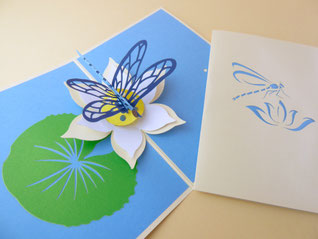 Carte pop-up kirigami libellule avec fleur et feuille de nénuphar