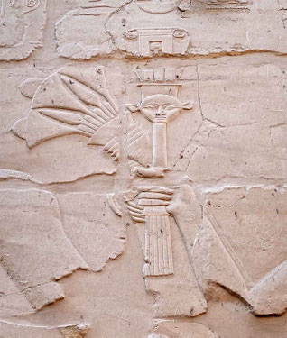 Sistre à naos au temple de Karnak. © P. Kersalé 2022-2025.