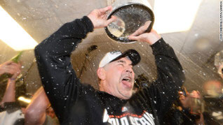 Nella foto Bruce Bochy festeggiato dai giocatori nello spogliatoio dopo gara 7 delle World Series