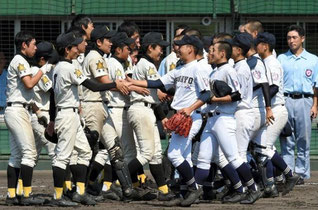 I protagonisti della finale della 59th National High School Rubber Baseball Tournament in Giappone durata 4 giorni e 50 inning giocati.