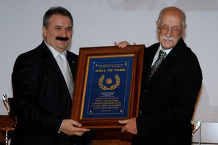 Nella foto Carmelo Pettener riceve dal Presidente Fraccari il premio per la sua induzione nella Hall of Fame (foto FIBS)