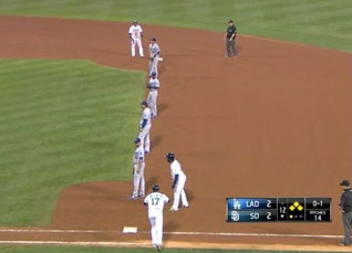 Il 29 Agosto al Petco Park di San Diego al 12° inning nella partita Dodgers Vs Padres con Abraham Almonte in battuta, questa era la difesa Dodgers