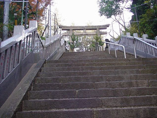 　　　西久保八幡神社の一の鳥居から二の鳥居を望む