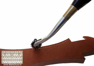 Knurled claw  : It is a tool with a wooden handle equipped with a knurled wheel which prints the locations of the stitches to be sewn on the leather.