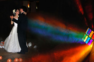 Hochzeitstanz mit DJ-Musik und Lichteffekten