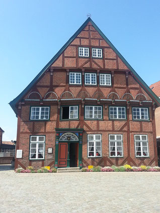 Historische Kulisse für den Landmarkt: das Färberhaus von 1576. Foto: D. Schmidt