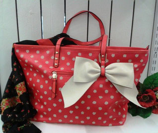 rote Handtasche mit Punkten