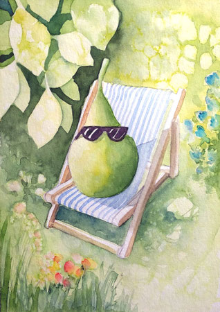 Aquarellbild "Urlaubsreife Birne": Birne mit Sonnenbrille auf einem blau-weiß gestreiften Liegestuhl umgeben von einer blühenden Gartenszene