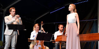 Jan Nigges, Julia Nilsen-Leach, Alexander von Heißen und Sibylla Elsing (v.l.) präsentieren mitreißend und ausdrucksstark barocke Klänge in Ortenberg. Text & Foto: Baumann