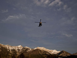 Ein Rettungshubschrauber im Landeanflug in Seyne-Les-Alpes. Foto: Daniel Karmann