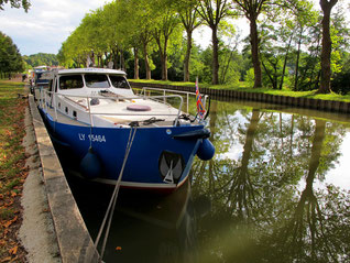 man "parkt" sein Schiff problemlos am Ufer-Kai