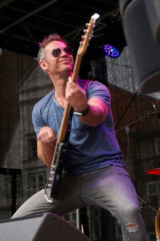 Bassist Detlev Gebers live auf der Bühne in Lüneburg