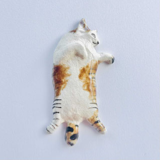 「さぁ撫でなさい 猫の箸置き」 陶土 下絵付け  90×45×10mm 3,520円 (税込)