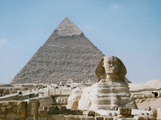 Die Große Sphinx vor der Chephren-Pyramide. (Q: Wikipedia, Hajor 2002).