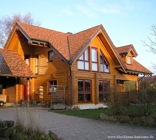 Auch für ein Blockhaus als Wohnhaus muss ein Bauantrag beantragt werden - Bebauungsplan - Baugenehmigung - Holzhaus - Blockwandzeichnungen - Bläue (Bläuepilze) - Bodengutachten - Bodenplatte - Baugrundstück - Baunebenkosten - Holzhaus in Blockbauweise
