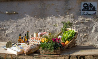 Pour votre plus grand plaisir, se joindront à nos fromages de chèvre fermiers, le pain cuit au four à bois et de nombreux produits locaux.