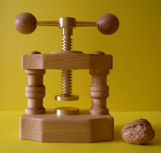 Jubiläum,Geschenk,Firmenpräsent,Werbemittel,Sachsen,regional,Präsent,Werbung,Logo,Ostern,Weihnachten,Geburtstag,Einladung,Holz,bemalt,hochwertig,Erzgebirge,Holz,Messing,Nuss,schraquben,Nussknacker,buche,Kugeln,drehen,Maßarbeit,