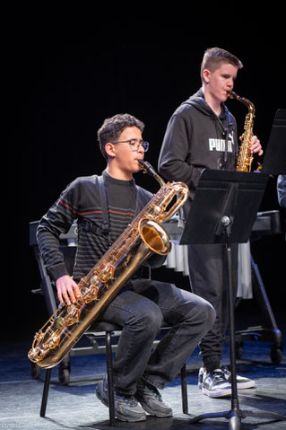 Ecole de musique EMC à Crolles – Grésivaudan : musiciens jouant du saxophone lors d’une répétition.