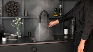 Schwarze Quooker-Mischbatterie in moderner Küche – kochendes Wasser direkt aus dem Wasserhahn.