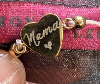 Eventartist Sigrid Bengel aus Stuttgart zeigt ein Armband mit handgraviertem Herz und dem Wort Mama