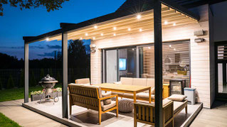 Moderne Pergola mit Faltdach bzw. Planendach auf der Terrasse.