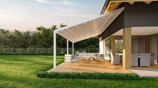 Moderne Pergola mit Faltdach bzw. Planendach auf der Terrasse mit hochwertigen Möbeln.