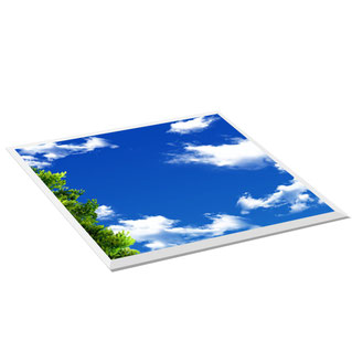 LED-Deckenhimmel 60x60 cm mit Tageslicht-Effekt in einer Praxis“