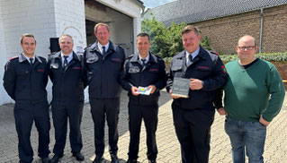 100-Jahre Löschgruppe Kelz: v. l. Rene Hoffmann, Stefan Wirtz. Bernd Steinmann, Löschgruppenleiter Karsten Keller, Präsident KG Mirko Hockel und  Beisitzer KG Sebastian Hock