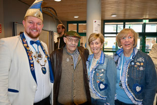 In Merzenich haben wir unseren ehemaligen Hoppeditz "Hubert Simons" getroffen und ihm einen aktuellen Sessions PIN überreicht: v. l. Präsident Mirko Hockel, Hubert Simons, Klara Lensing, Annette Hockel