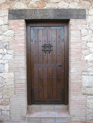 Llinda i muntants (pilars) d'una porta
