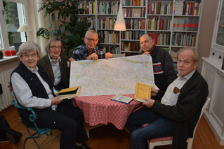 Fünf Personen mit plattdeutschen Publikationen