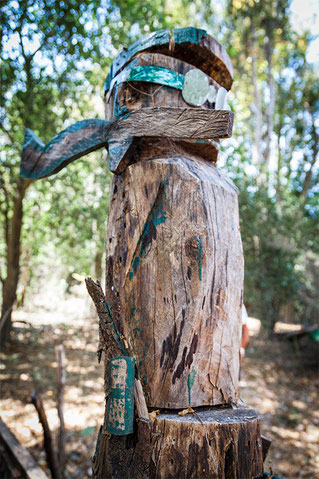 Totem funerario con teléfono móvil y gafas de sol