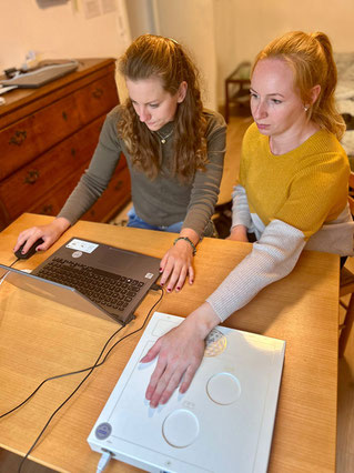 Inga Mücke from BeCOME naturally with a client working with the TimeWaver.