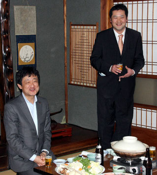 乾杯の発声に立たれる水源倶楽部の北原光司会長（右）と岡西副知事