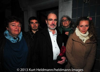 5 Nachkommen blicken gespannt und fröhlich, Leo (zweiter von links) hat eine beeindruckende und Mut machende Rede vgahlten