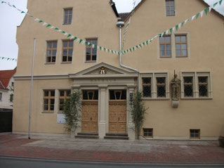 Das Rathaus von Oebisfelde. Erst zu Beginn der 90er habe ich bemerkt, dass die Stadt ihren Roland hat. Ich mag Rolande. 