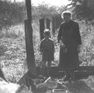 Im Hühnerstall bei meiner lieben Tante Ida, die wie eine Oma für mich war. Sie war die Schwester meines Großvaters, den ich nie kennenlernte.