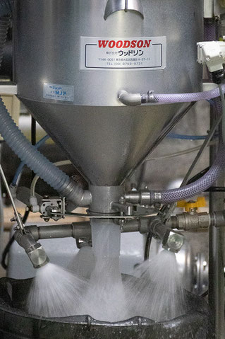 洗米と掛水を自動で行うタイプの洗米機。