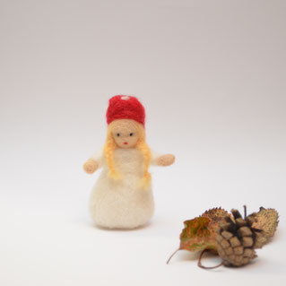 Pilzkind, Deko, Jahreszeitenpüppchen, Blumenkinder Jahreszeitentisch,Filzfigur, Filzpüppchen für den Jahreszeitentisch, Waldorfart, Jahreszeitentisch, Waldorfpuppe, Waldorf Jahreszeitentisch, Fliegenpilzkind, Blumenkinder aus Filz, Pilzkind, Puppenspiel