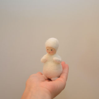 Schneeflockenkind, Deko, Jahreszeitenpüppchen, Filzfigur, Filzpüppchen für den Jahreszeitentisch, Waldorfart, Jahreszeitentisch, Waldorfpuppe, Waldorf Jahreszeitentisch