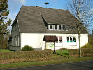 Die alte Schule mit Sirene auf dem Dach