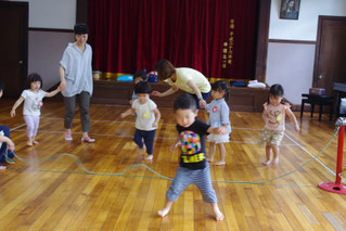 大繩のヘビくんをジャーンプ!!