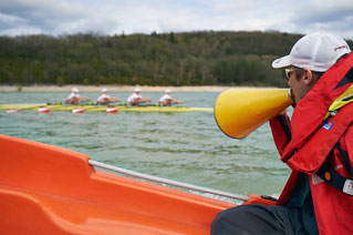 Rudercoach Christian Wirz, Coacht ein Ruderboot auf dem Wasser