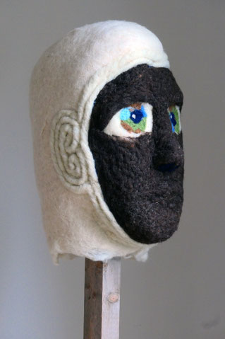 Gardien.nes III, dim. h 42 cm x 22 cm x 31 cm, 2025