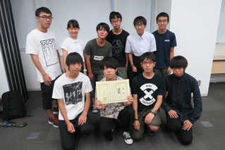 2018年埼玉リーグで3位に入った開智高校と大宮高校の連合チーム。開智高校は2017年創立直後にAQLに参加、「団体としての挑むクイズ」の楽しさを知り、その後創立2年目にして上位を伺うチームになりました。一方の大宮高校は、大会等の参加経験はほぼ無し。それを聞いた開智メンバーが声をかけ、連合チームを結成しました。両校のメンバー、皆が楽しんだ一日になりました!
