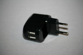 USB Hub für die Steckdose mit zwei Steckplätzen