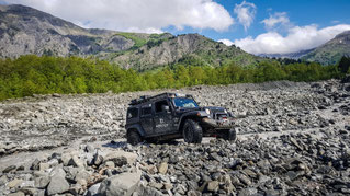 Offroad durch den Fluss